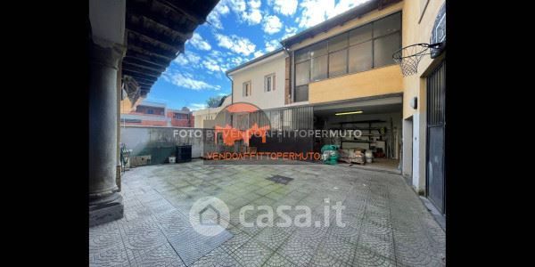 Capannone in commerciale in 