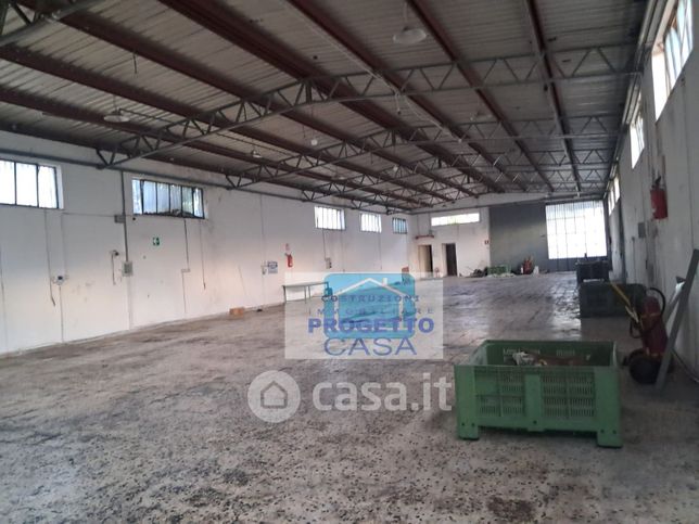 Capannone in commerciale in Via Caprabianca