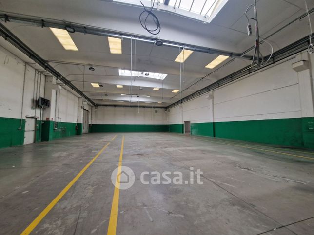 Capannone in commerciale in Via Ticino