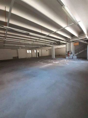 Capannone in commerciale in 