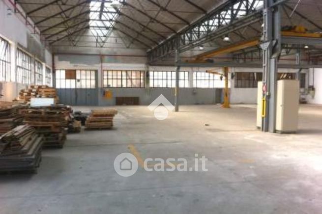Capannone in commerciale in Via del Santo 15