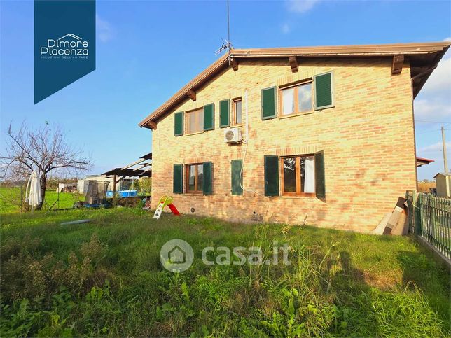 Casa bi/trifamiliare in residenziale in Strada Statale 10 Padana Inferiore