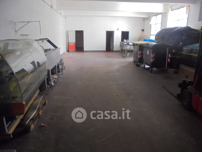 Capannone in commerciale in Via Marche