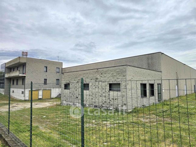 Capannone in commerciale in