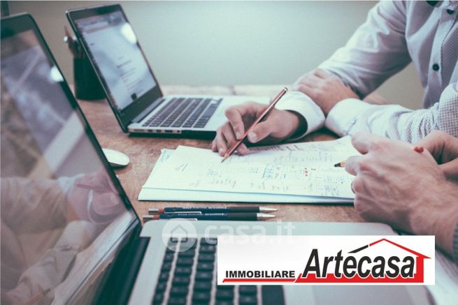 Ufficio in commerciale in 