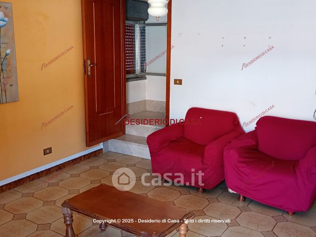 Casa indipendente in residenziale in Piazza Zafferana 12