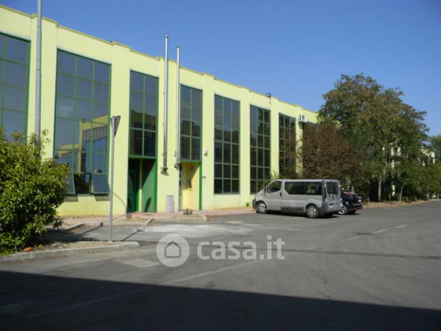 Capannone in commerciale in Via dell'Artigiano