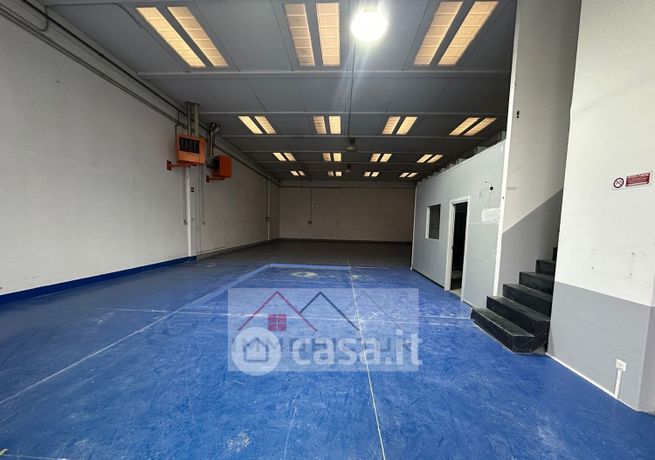 Capannone in commerciale in 