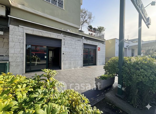 Negozio/locale commerciale in commerciale in Via di Tor Cervara