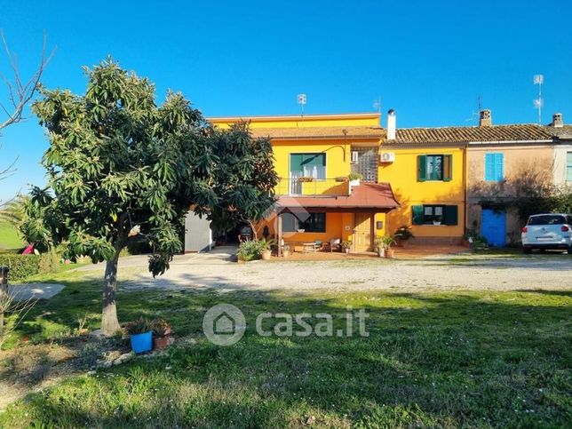 Casa bi/trifamiliare in residenziale in Contrada Selva 1