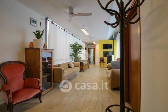 Ufficio in commerciale in 