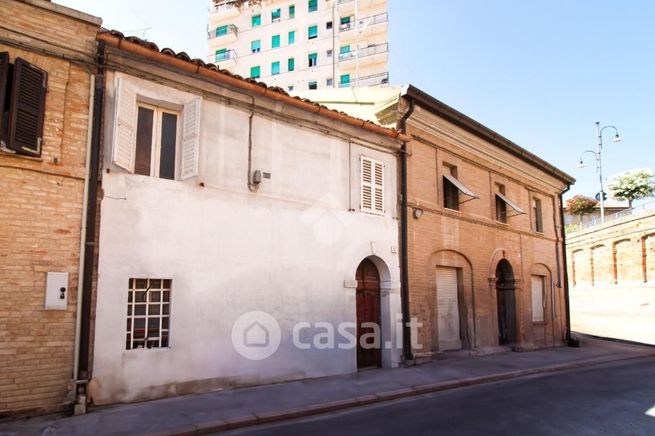 Casa bi/trifamiliare in residenziale in Via Porta Romana 4