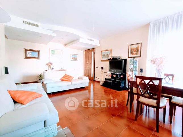 Casa bi/trifamiliare in residenziale in 