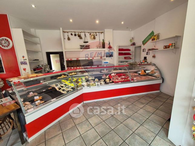 Negozio/locale commerciale in commerciale in Via Dante Alighieri