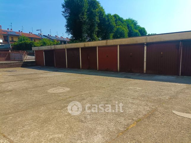 Box/posto auto in residenziale in Via Abruzzi 3