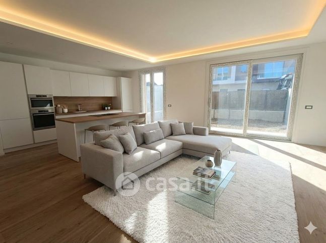 Casa bi/trifamiliare in residenziale in Via Roma