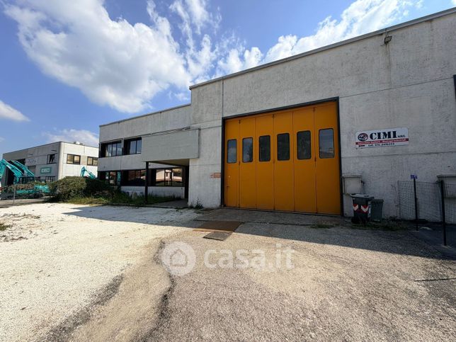 Capannone in commerciale in Via Sorrento 190