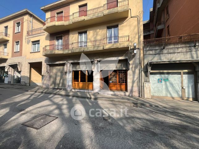 Negozio/locale commerciale in commerciale in Via Pascoli