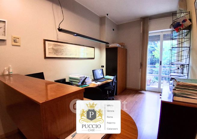 Ufficio in commerciale in 
