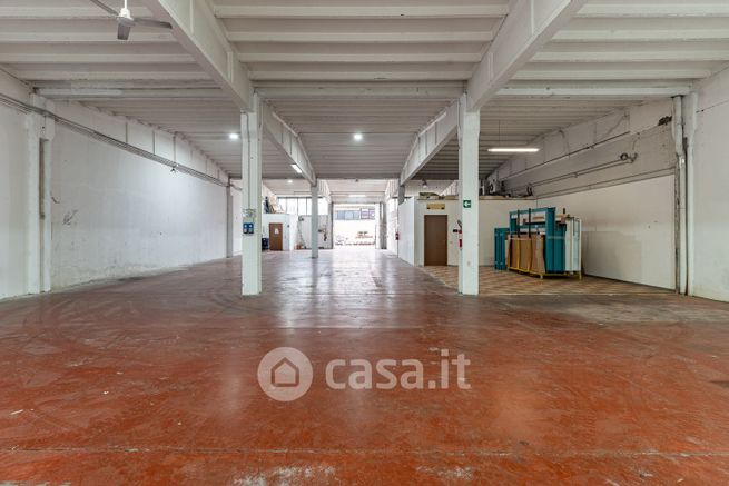 Capannone in commerciale in Via Giuseppe di Vittorio 7