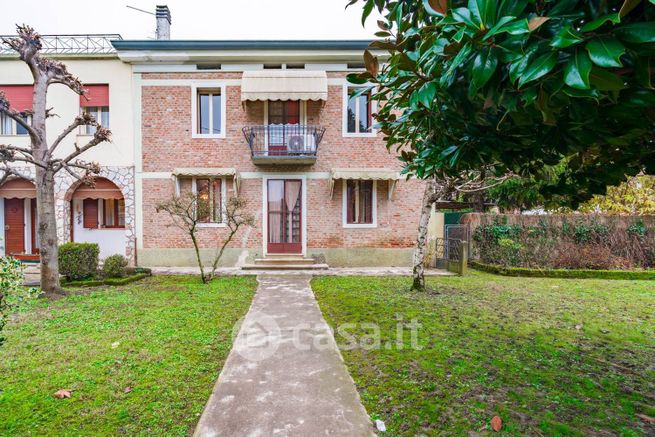 Casa indipendente in residenziale in Via Albero 22