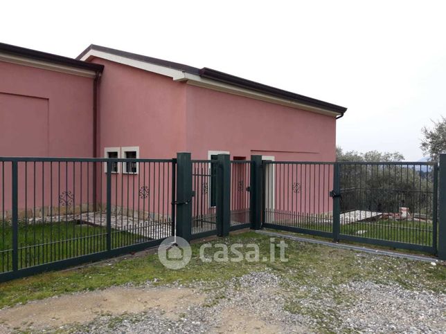 Casa bi/trifamiliare in residenziale in 