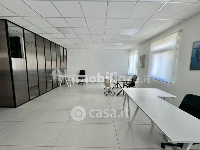 Ufficio in commerciale in Via Campana 233