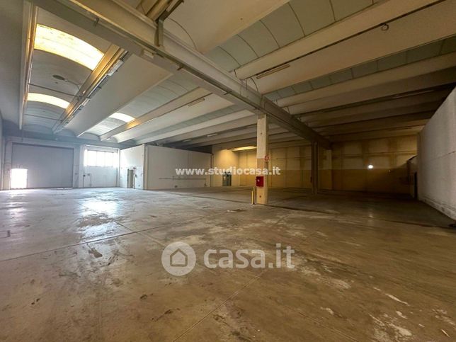 Capannone in commerciale in Via Mosi