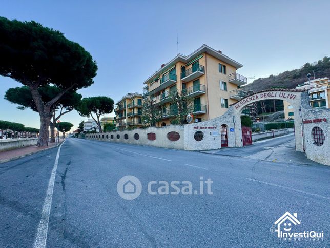 Box/posto auto in residenziale in Via Francesco Crispi 223