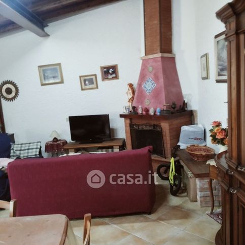 Casa bi/trifamiliare in residenziale in 