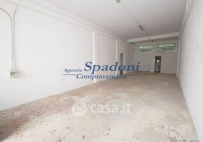 Capannone in commerciale in 