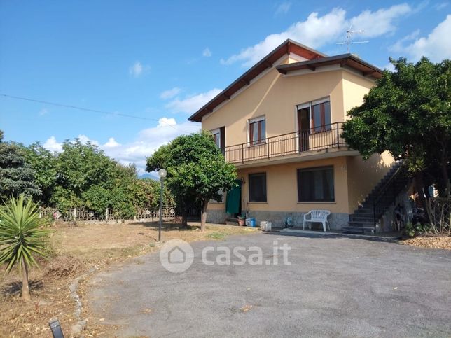 Casa bi/trifamiliare in residenziale in Regione Ariano