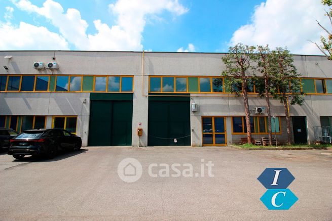 Capannone in commerciale in Via Fratelli Cervi