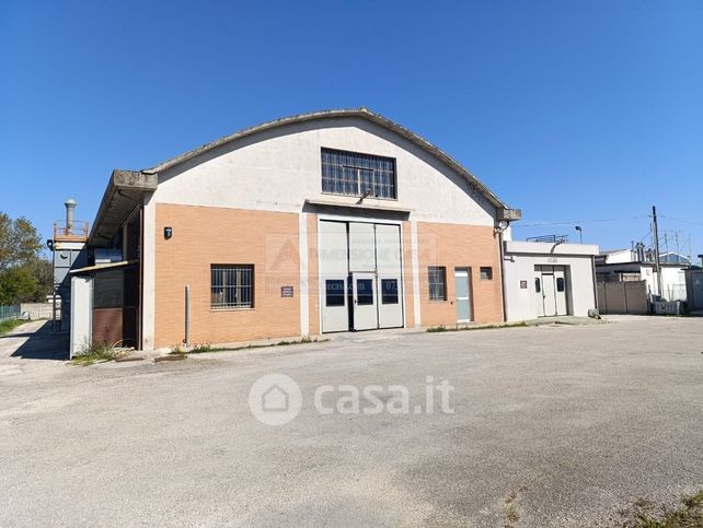 Capannone in commerciale in 