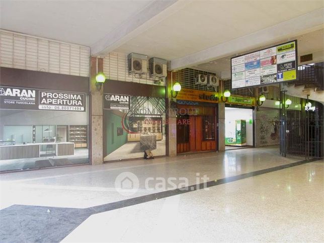 Negozio/locale commerciale in commerciale in Via Tuscolana 695