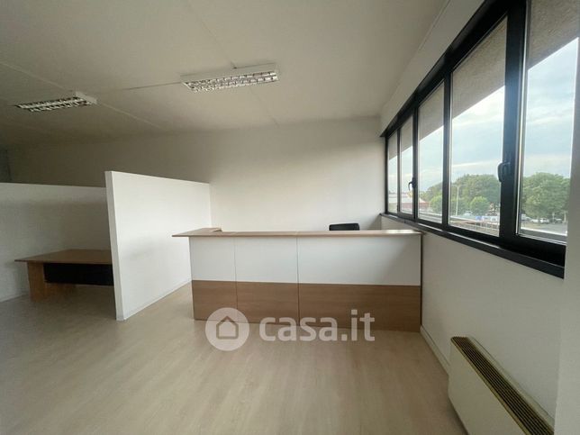Ufficio in commerciale in Via Statale