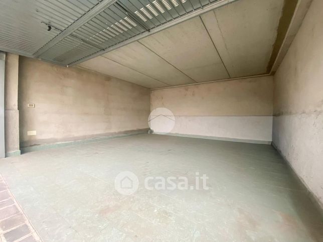 Box/posto auto in residenziale in Via Guglielmo Oberdan 1