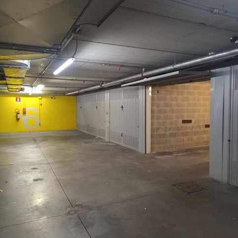 Box/posto auto in residenziale in Piazza XXV Aprile 12