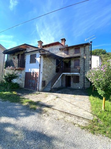 Casa bi/trifamiliare in residenziale in Località Casa Bazzarri