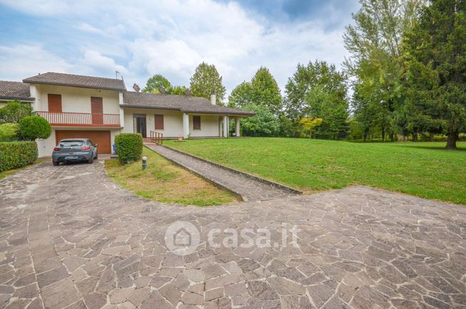 Casa bi/trifamiliare in residenziale in Via Pordoi