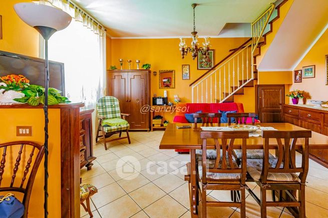Casa bi/trifamiliare in residenziale in 