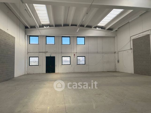 Capannone in commerciale in Strada Oselin 39
