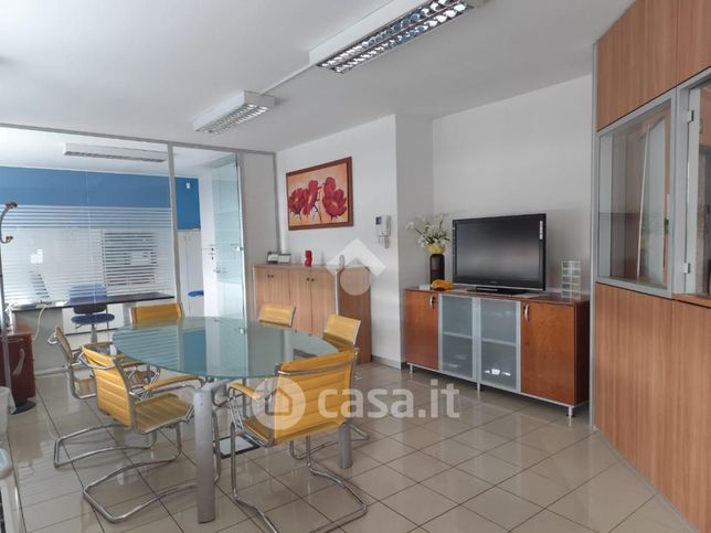 Ufficio in commerciale in Via Sempione 270