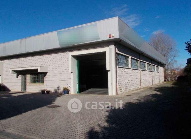 Capannone in commerciale in Via Regia
