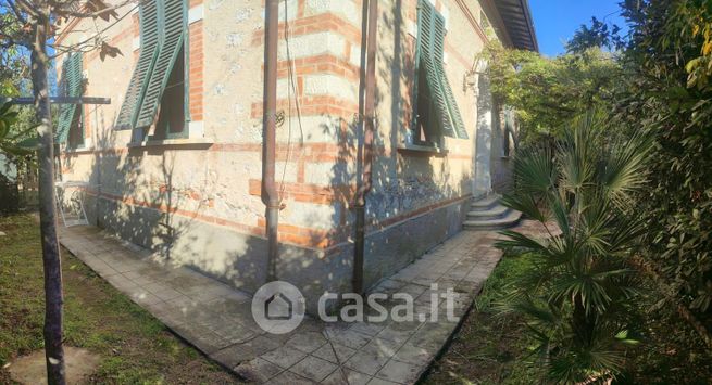 Casa bi/trifamiliare in residenziale in 