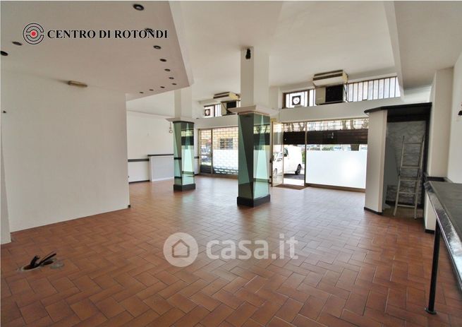 Negozio/locale commerciale in commerciale in Via G. Matteotti 18