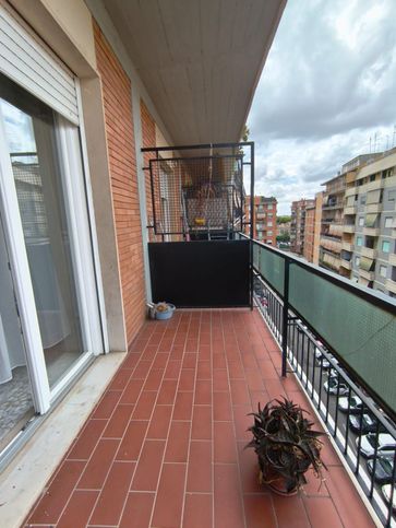 Ufficio in commerciale in Via Pio Molajoni