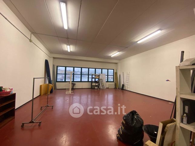 Capannone in commerciale in 