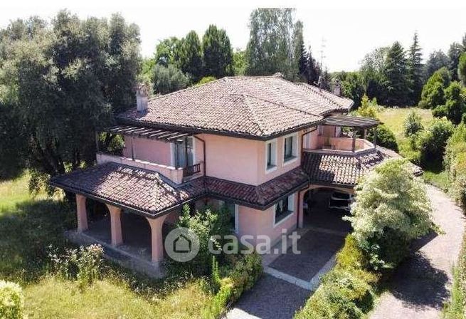 Villa in residenziale in Via delle Rimembranze 12