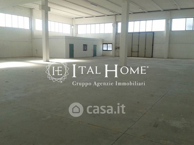 Capannone in commerciale in 